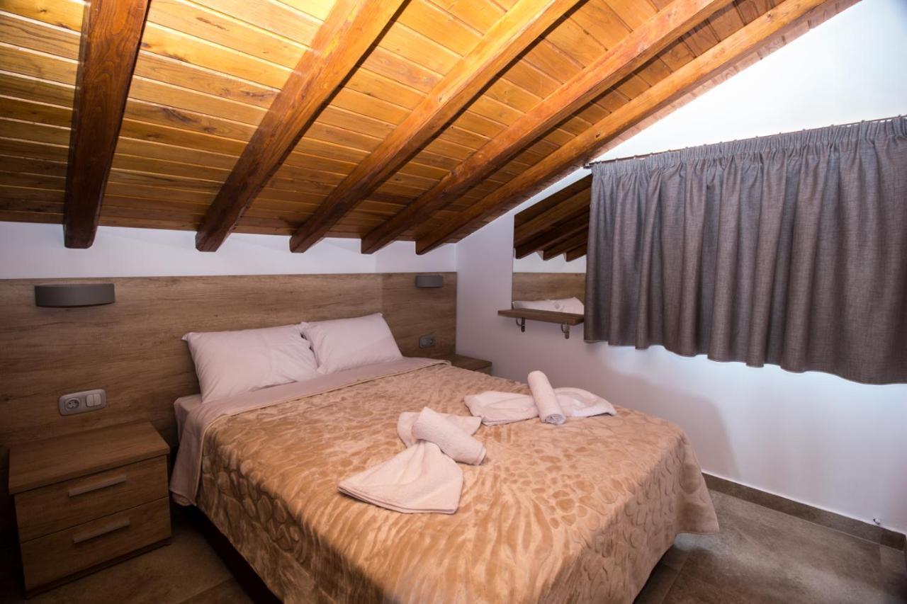 Golden Attic Apartment Nea Roda Ngoại thất bức ảnh