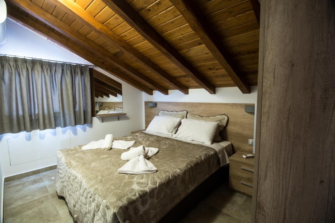 Golden Attic Apartment Nea Roda Ngoại thất bức ảnh
