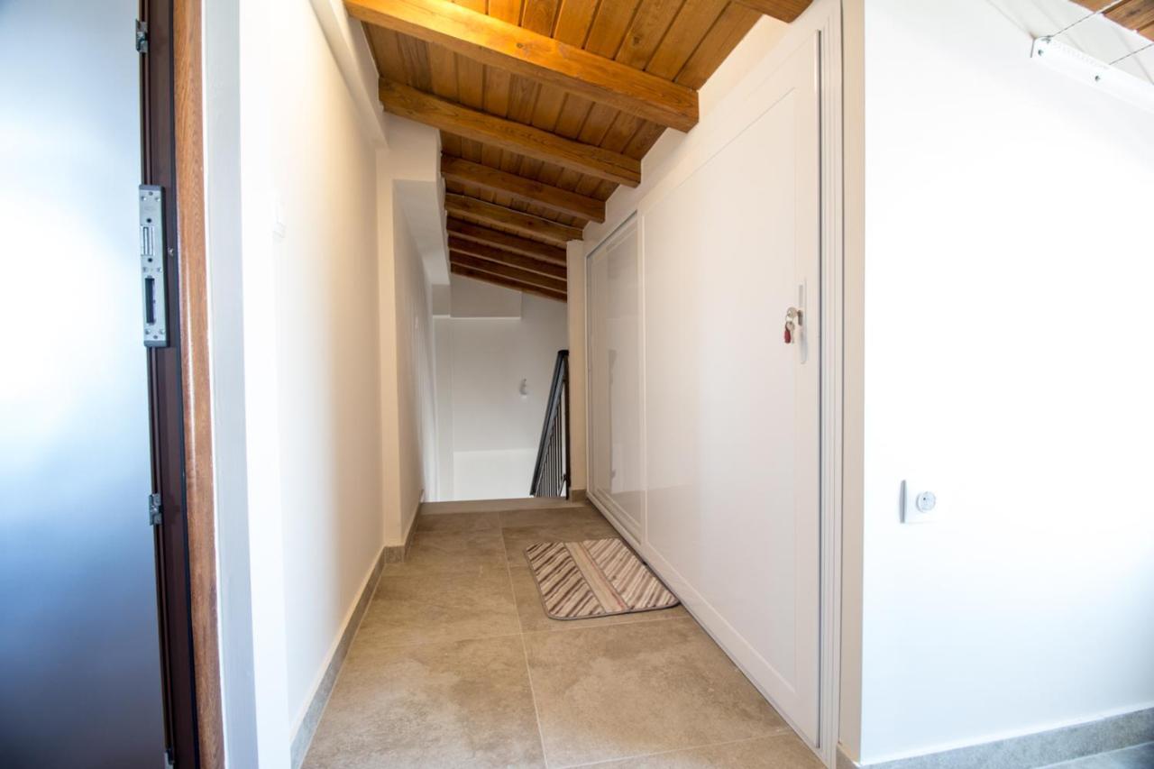 Golden Attic Apartment Nea Roda Ngoại thất bức ảnh